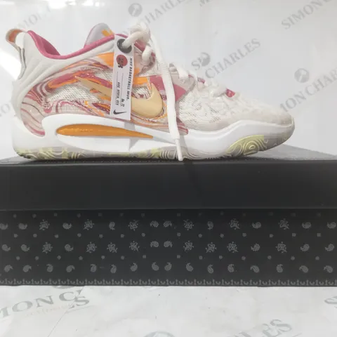 BOXED PAIR OF NIKE AIR ZOOM SHOES IN BEIGE/BERRY/METALLIC GOLD UK SIZE 7.5