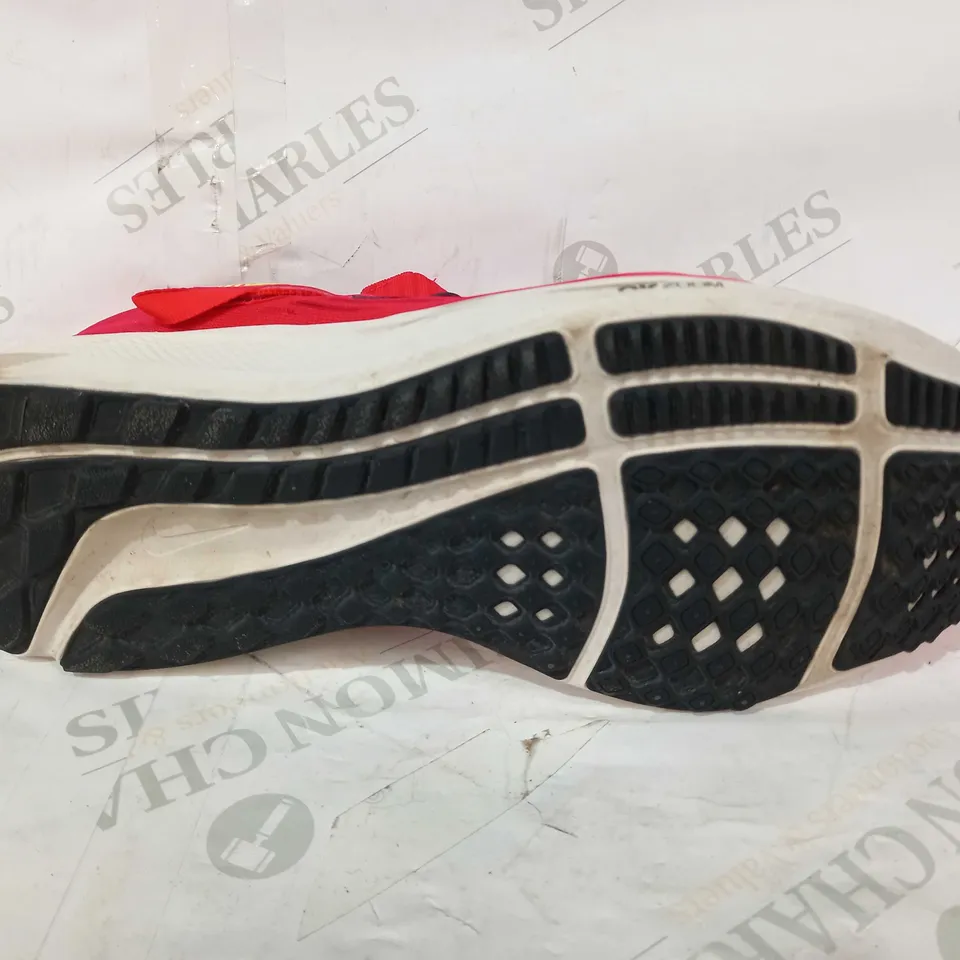 BOXED PAIR OF NIKE FLYEASE TRAINERS IN RED UK SIZE 12