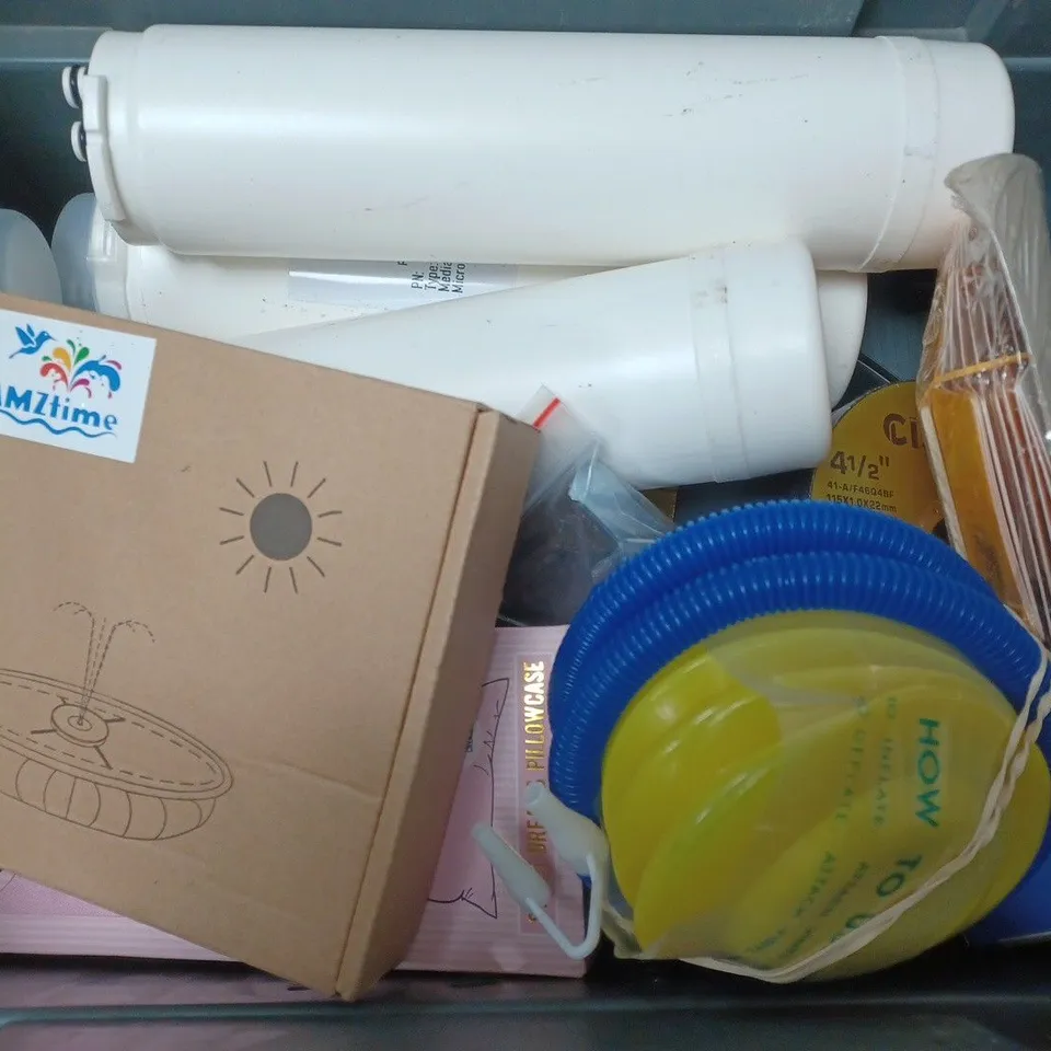 BOX OF APPROXIMATELY 15 ASSORTED ITEMS TO INCLUDE -  PUKKA PAD MEMO STEPS WITH PEN , AIR UP LEMON PODS , MONDELUZ 36 COLOURED PENCILS ETC