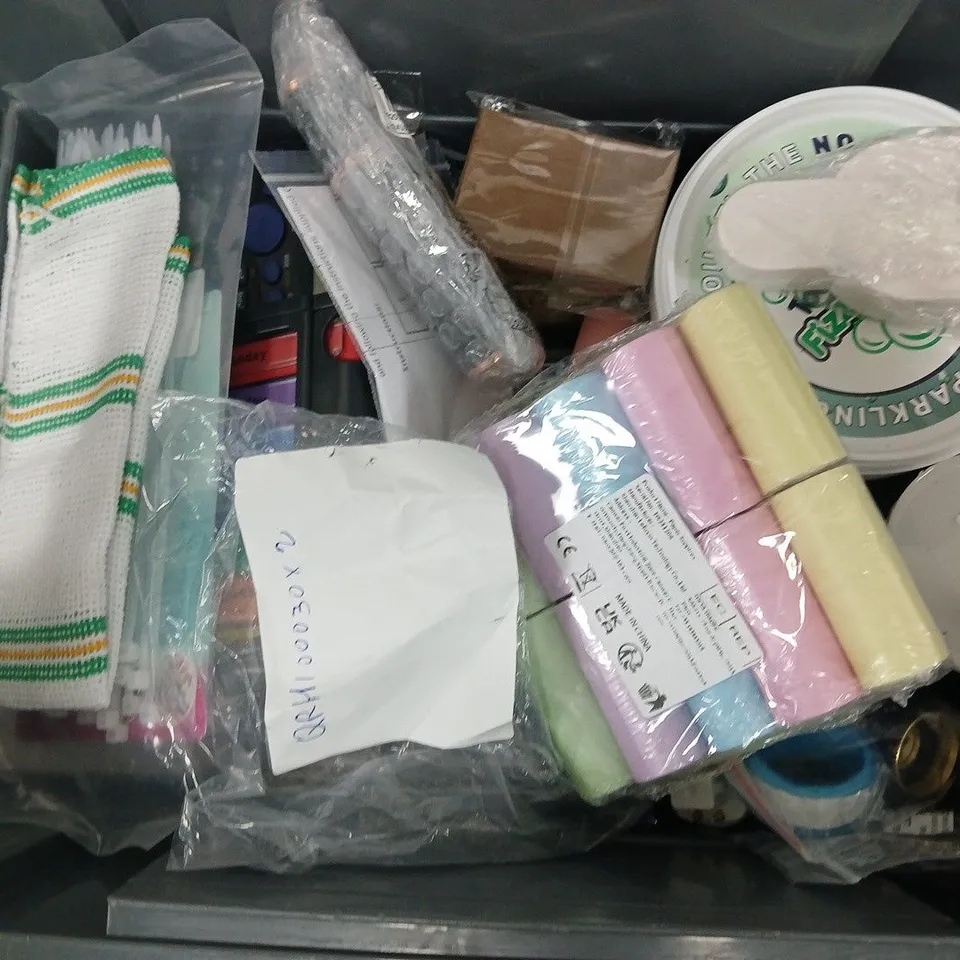 APPROXIMATELY 18 ASSORTED HOUSEHOLD ITEMS TO INCLUDE DELONGHI EASY CLEAN FILTER, CASIO CALCULATOR, GEL TOE PROTECTORS, ETC