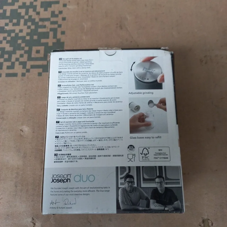 JOSEPH JOSEPH DUO NO-SPILL SALT & PEPPER SET WITH GLASS BASES
