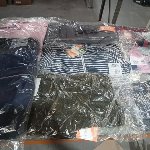 APPROXIMATELY 35 ITEMS OF ASSORTED REGATTA/DARE2B CLOTHING AND ACCESSORIES