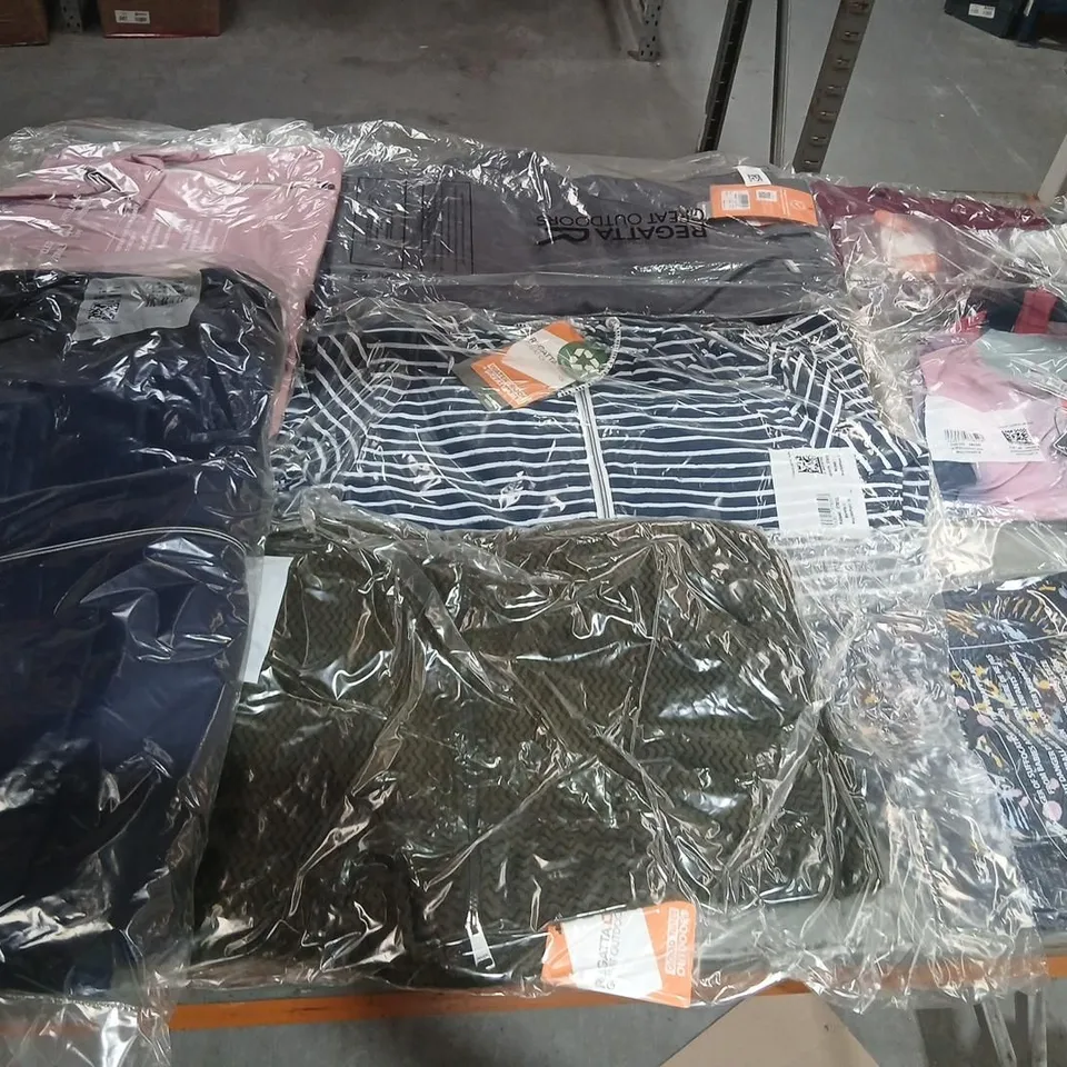 APPROXIMATELY 35 ITEMS OF ASSORTED REGATTA/DARE2B CLOTHING AND ACCESSORIES