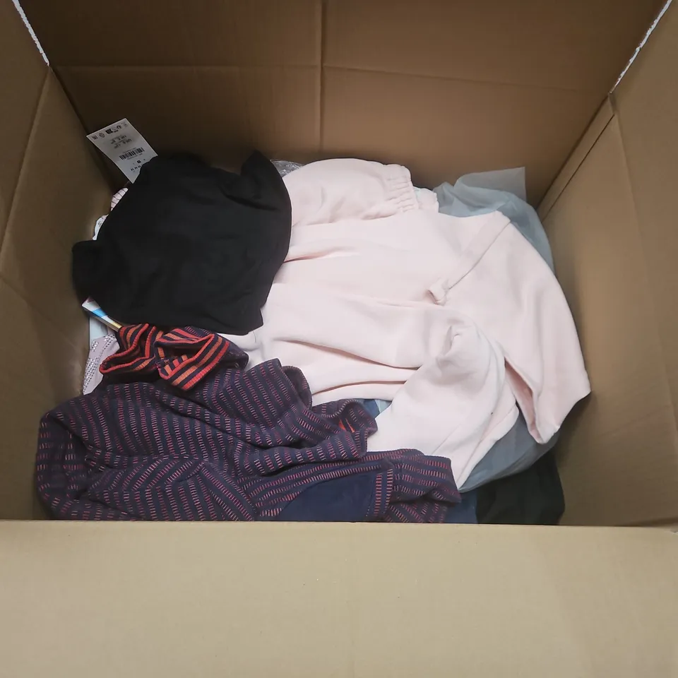 LARGE QUANTITY OF ASSORTED CLOTHING ITEMS TO INCLUDE ZARA, TOPSHOP AND NUTMEG IN VARIOUS SIZES