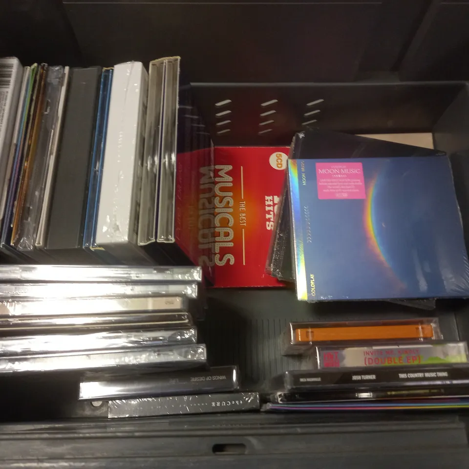 LOT OF APPROXIMATELY 30 ASSORTED CDS AND TAPES TO INCLUDE SUITS, CLASSIC BLUES AND FRIAR TUCK