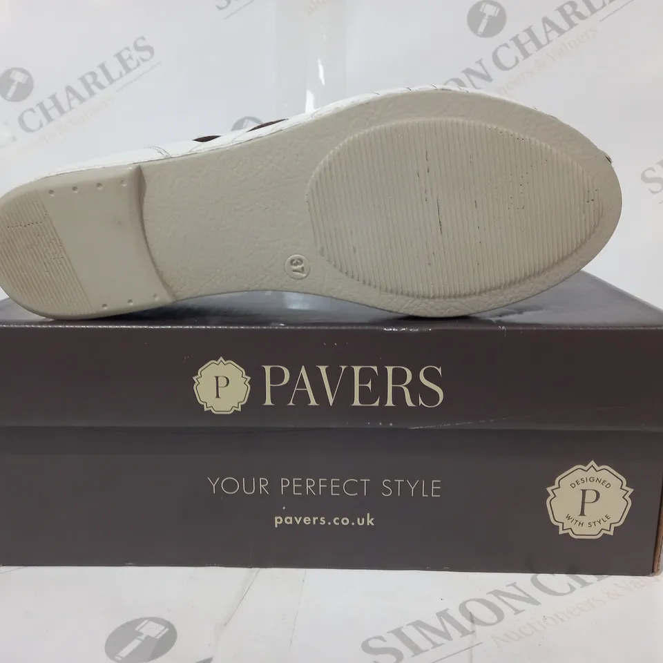 BOXED PAIR OF PAVERS SLIP-ON FLAT SHOES IN WHITE EU SIZE 37