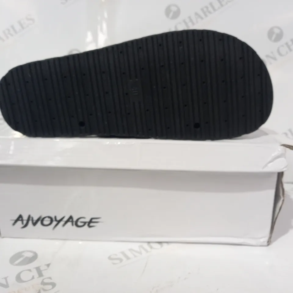 BOXED PAIR OF AJVOYAGE OPEN TOE LOW PLATFORM SANDALS IN BLACK W. STUDS SIZE 7