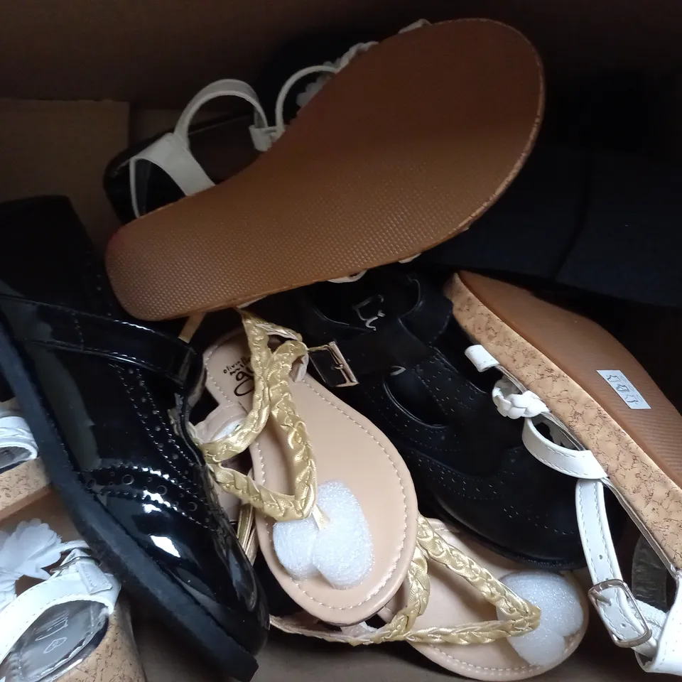 APPROXIMATELY 10 PAIRS OF ASSORTED KIDS SHOES IN VARIOUS STYLES AND SIZES 