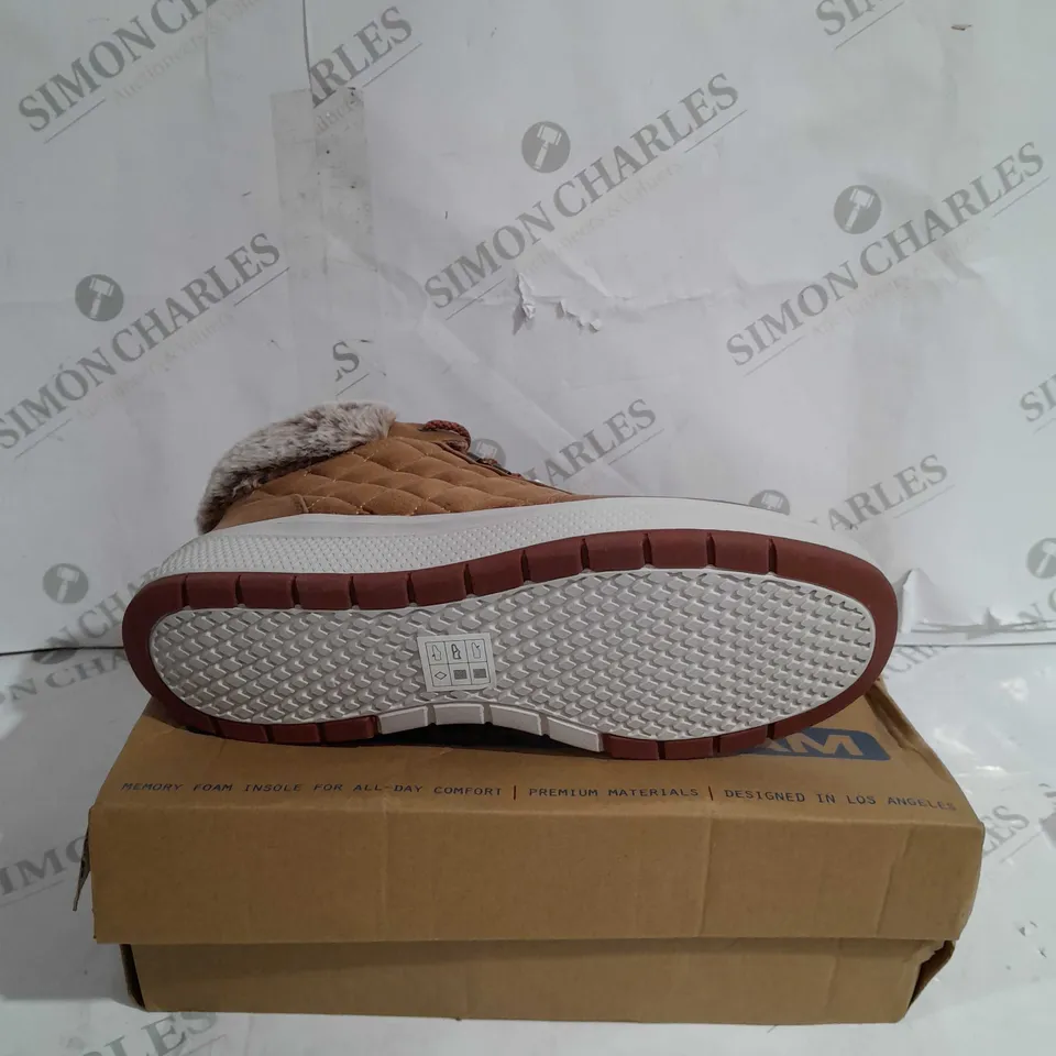 BOXED PAIR OF SKECHERS BOBS SKIPPER WAVE DIAMOND QUILTS BOOTS IN CHESTNUT UK SIZE 5