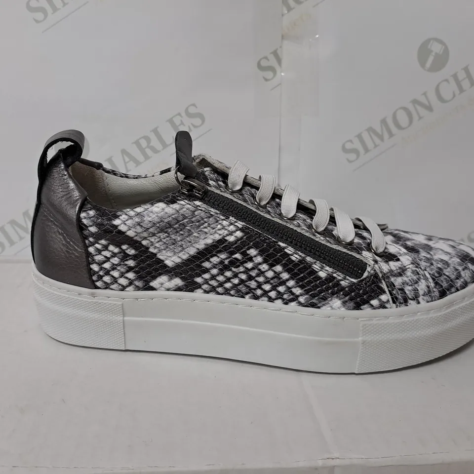 BOXED SNAKE SKIN LEATHER TRAINERS SIZE 3CL