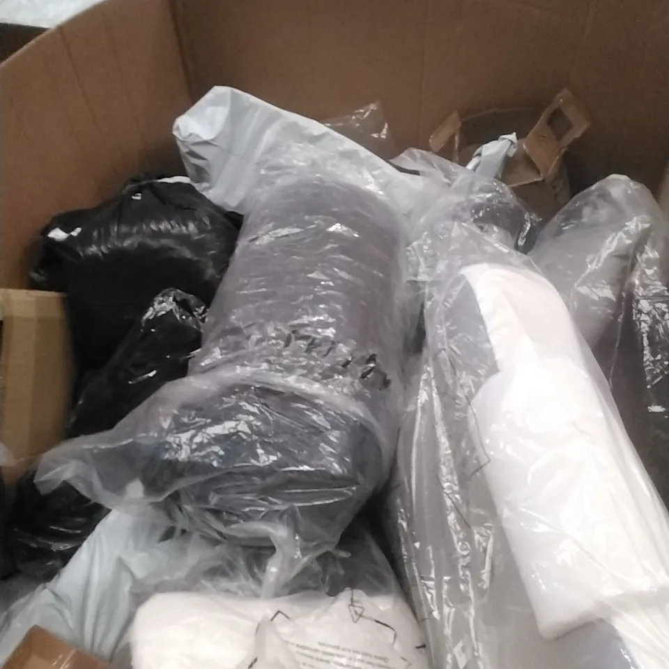 PALLET CONTAINING A LARGE QUANTITY OF PILLOWS, SIMILAR ITEMS ETC