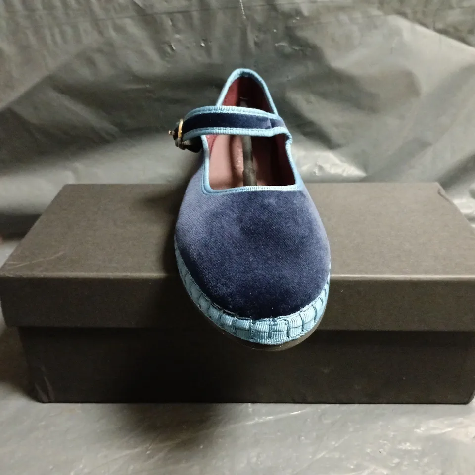 BOXED PAIR OF FLABELUS MONTAGUE SHOES IN NAVY/BLUE SIZE EU 40