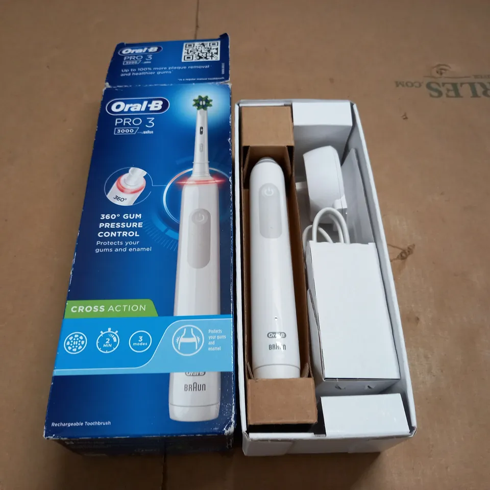 BOXED ORAL-B PRO 3 3000 ELECTRIC TOOTHBRUSH