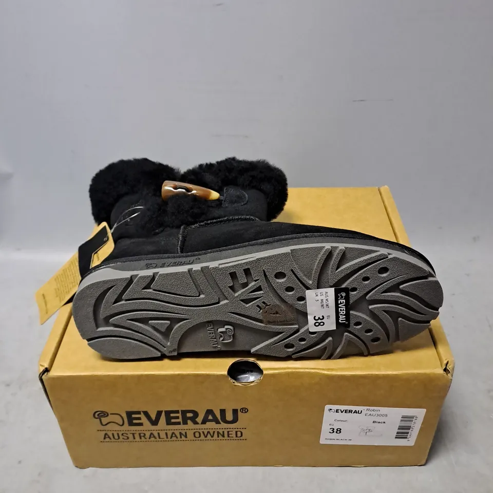 BOXED PAIR OF EVERAU ROBIN LINED BOOT IN BLACK SIZE 5