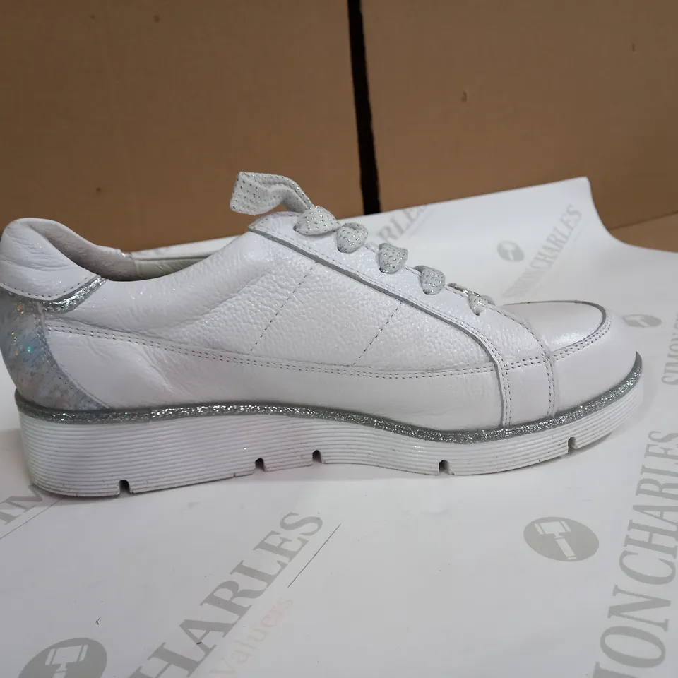 MODA WHITE  TRAINERS SIZE 8