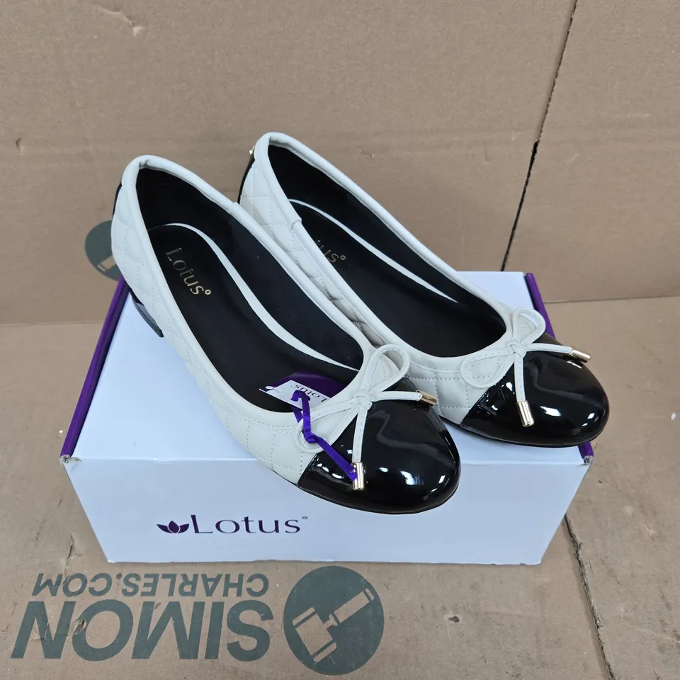 LOTUS WOMEN'S CREAM & BLACK BOW BALLET FLATS – UK 5