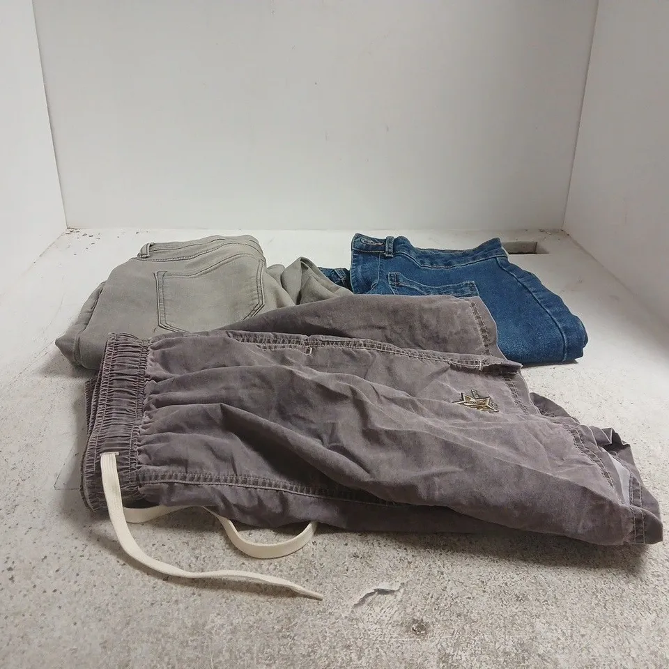 BOX OF APPROXIMATELY 25 ASSORTED CLOTHING ITEMS TO INCLUDE ASDA GEORGE JEANS, DENIM JEANS, BDG URBAN OUTFITTERS SHORTS ETC