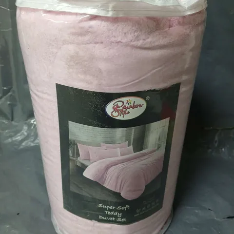 BAGGED RAINBOW SUPER SOFT TEDDY DUVET SET IN PINK (SIZE UNSPECIFIED)