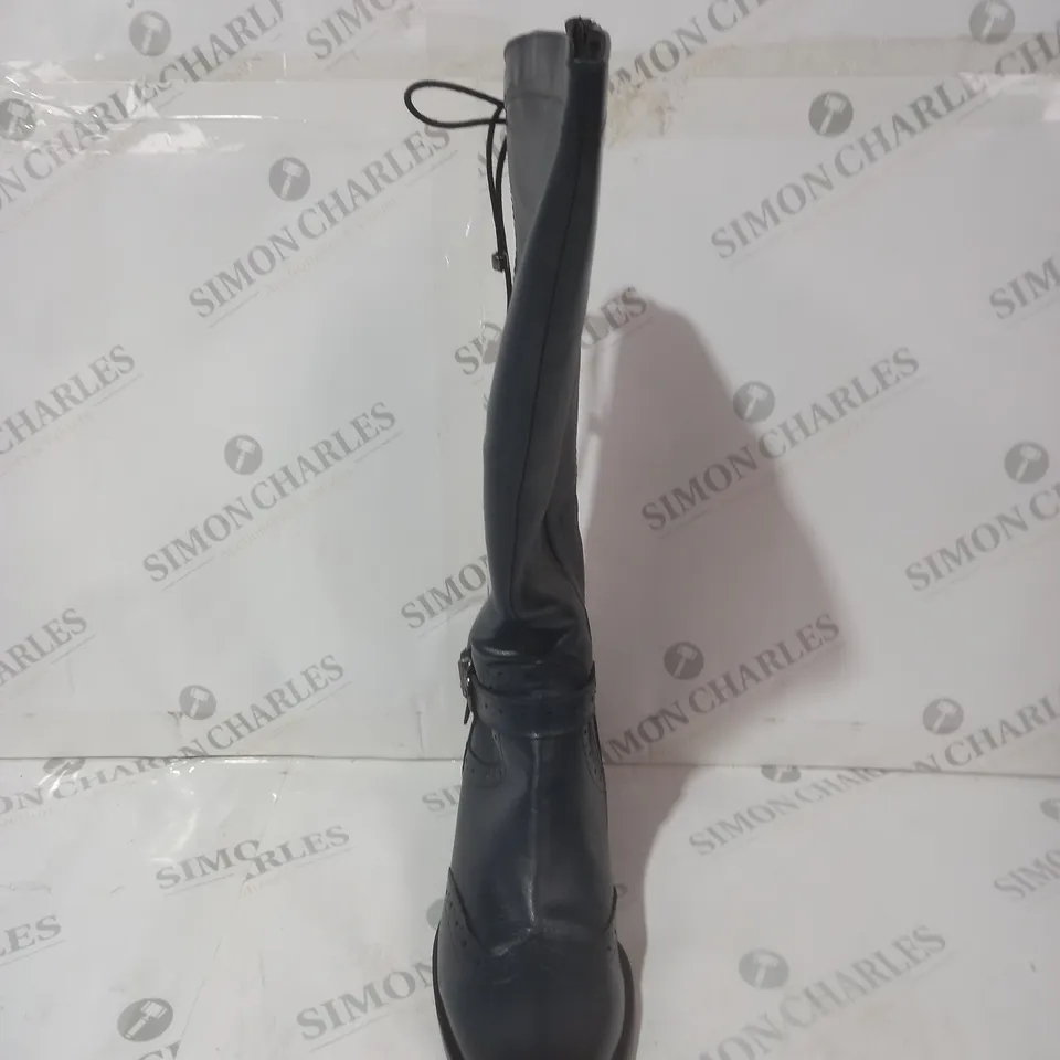BOXED PAIR OF MODA IN PELLE SASSKIA KNEE HIGH BOOTS IN NAVY SIZE 7