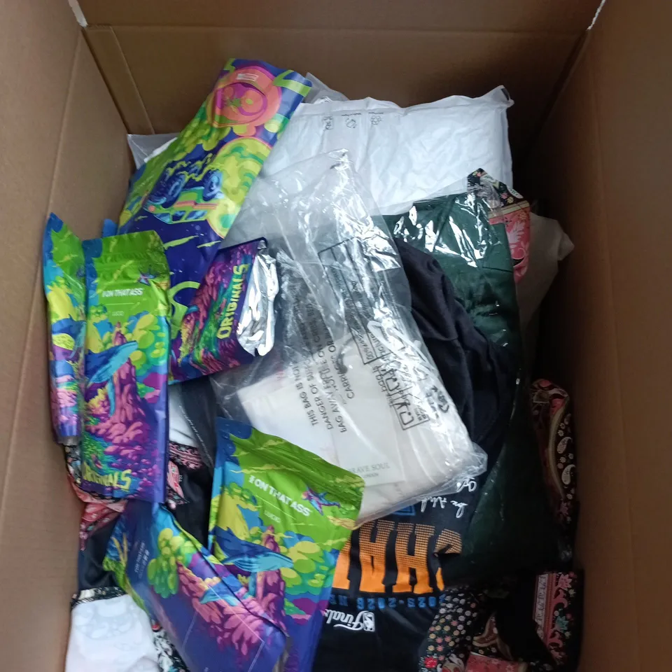 BOX OF APPROXIMATELY 20 ASSORTED CLOTHING ITEMS IN VARIOUS SIZES, COLOURS AND STYLES