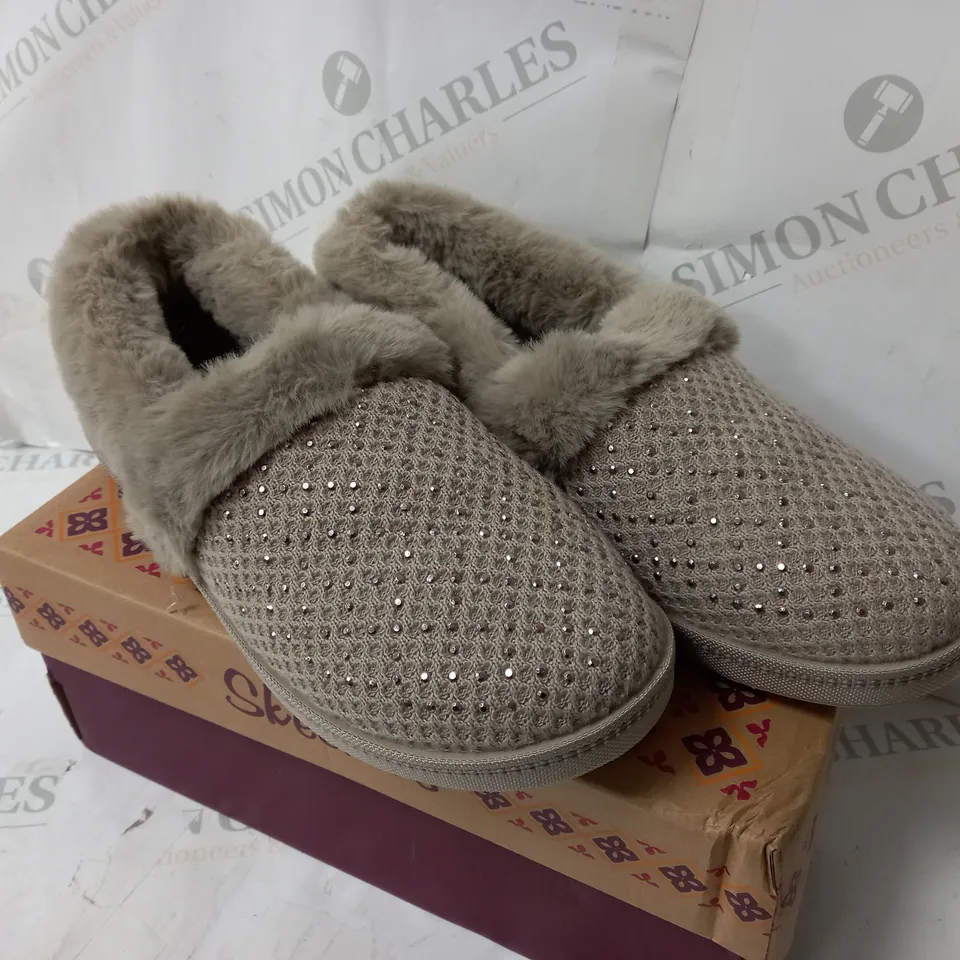 BOXED PAIR OF SKECHERS COZY SLIPPERS IN TAUPE SIZE 4