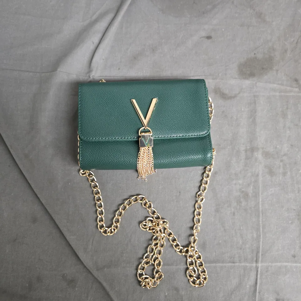 VALENTINO GREEN PEBBLED CROSSBODY BAG WITH GOLD-TONE V-CLASP AND CHAIN STRAP 