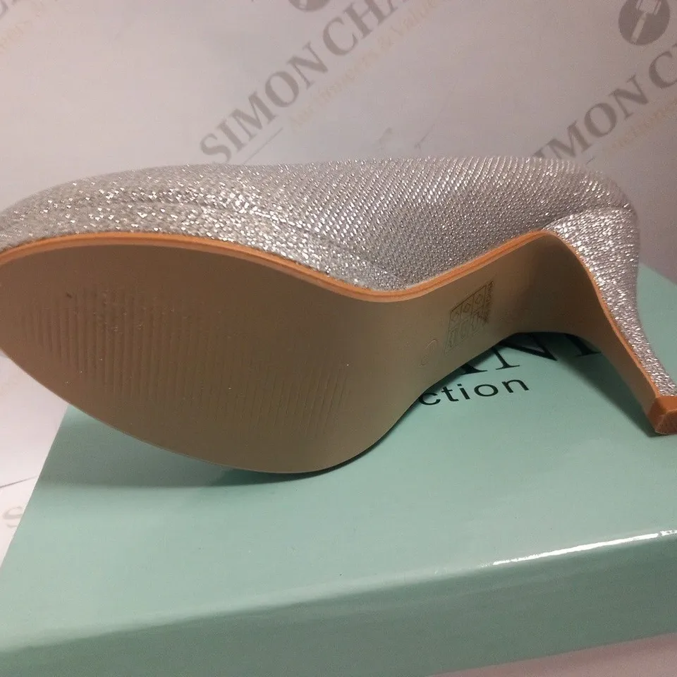 BOXED AJVANI COLLECTION CH1P SILVER SHIMMER SIZE 8