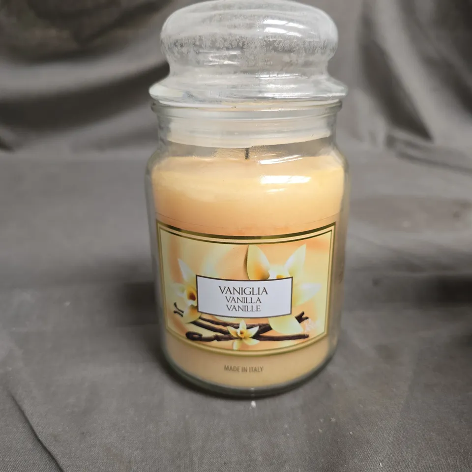 TOTE OF APPROXIMATELY 7 ASSORTED CANDLES TO INCLUDE: ANNA LIHS AND VANILLA CANDLE