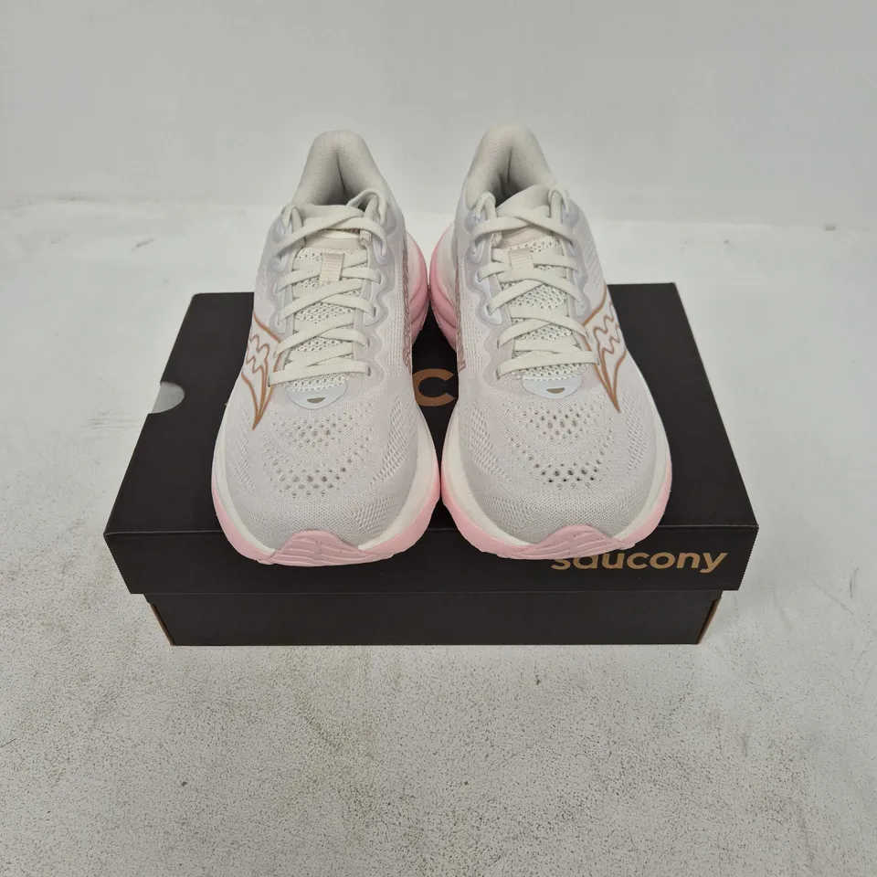 BOXED PAIR OF SAUCONY RIDE TRAINERS IN WHITE/PINK - UK 7