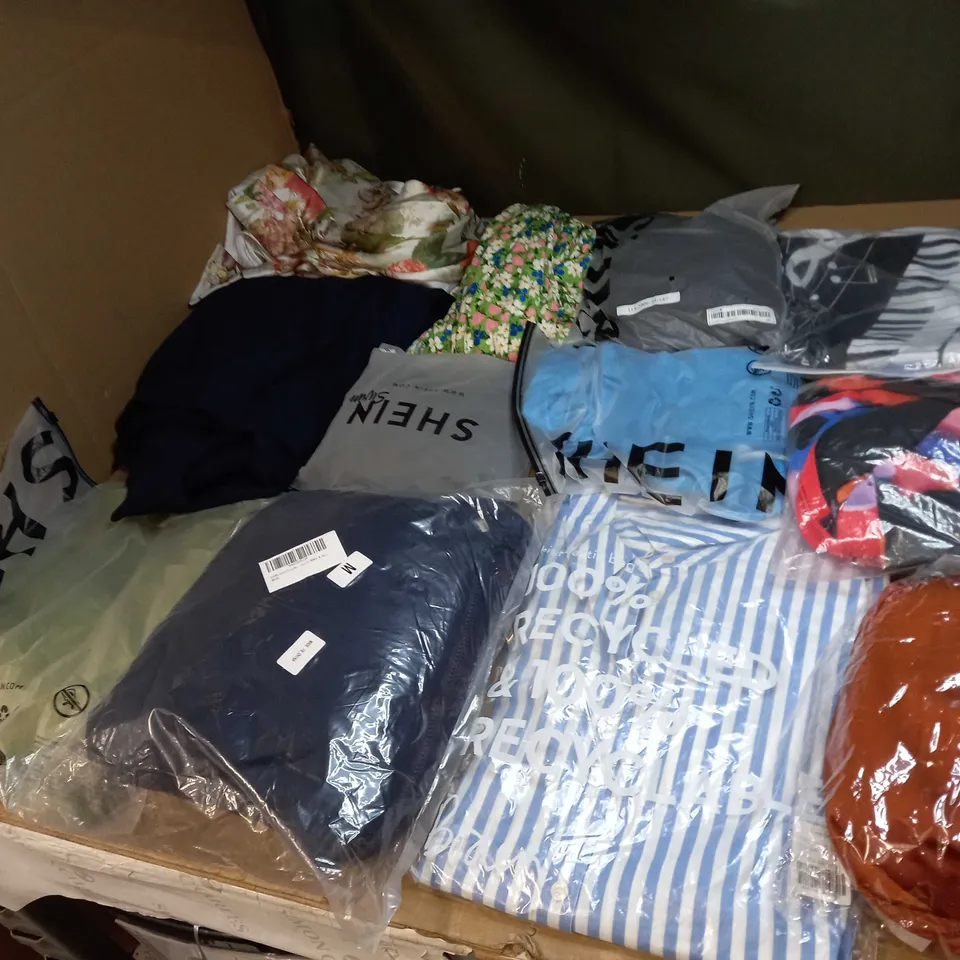 BOX OF APPROX 35 ASSORTED CLOTHING ITEMS TO INCLUDE - DRESSES, T-SHIRTS AND TROUSERS