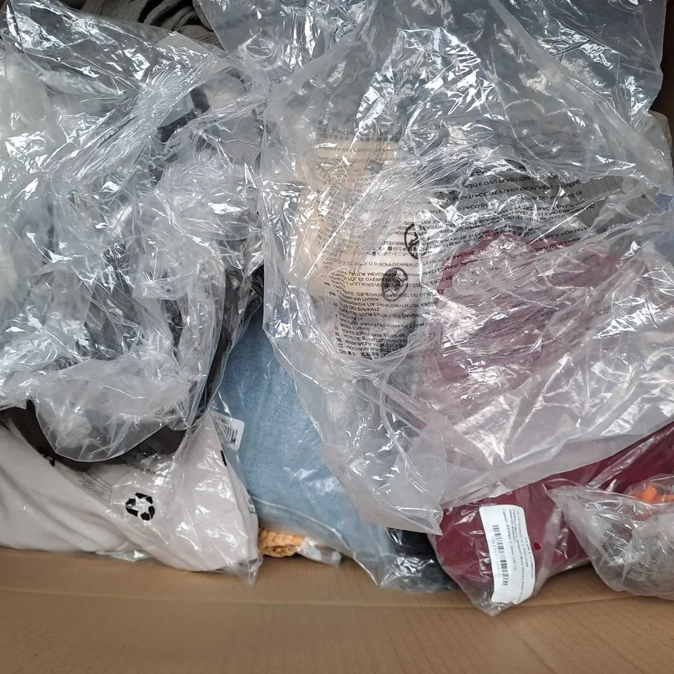 APPROXIMATELY 25 ASSORTED CLOTHING ITEMS IN VARIOUS SIZES TO INCLUDE - SWIMMING COSTUME , SOCKS , DRESS ETC