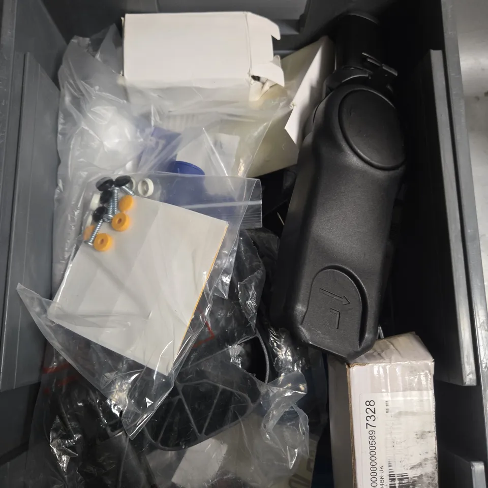 APPROXIMATELY 15 ASSORTED VEHICLE PARTS/ACCESSORIES TO INCLUDE FILTER, SUSPENSION BUSH KIT, CHARGER ETC 