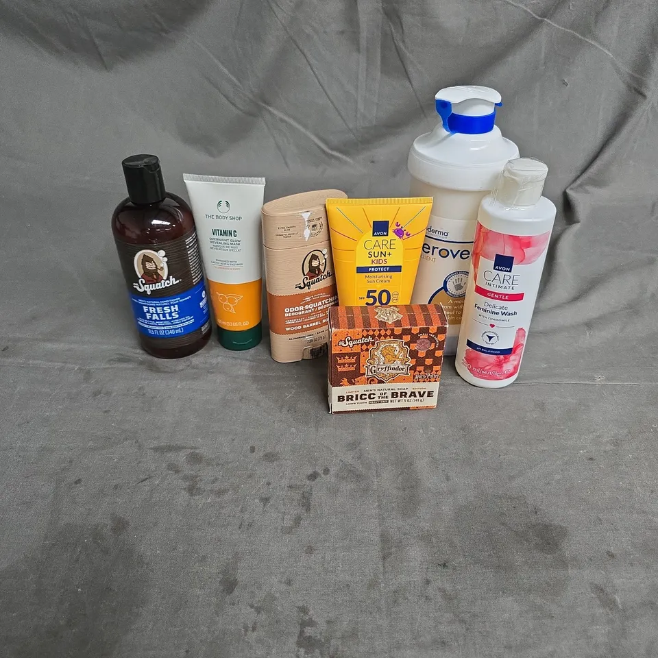 APPROXIMATEY 20 HEALTH AND BEAUTY PRODUCTS TO INCLUDE - DR SQUATCH DEODORANT - THE BODY SHOP VITAMIN C MASK - AVON MOISTURISING SUN CREAM  - ETC