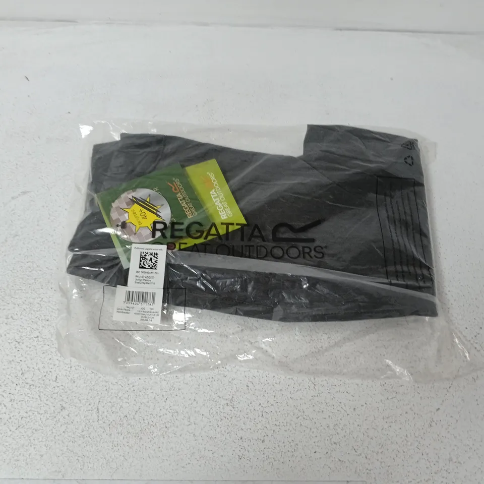 APPROXIMATELY 40 BRAND NEW REGATTA JUNIOR PENTRE IN SEAL GREY MARL - 7-8YRS