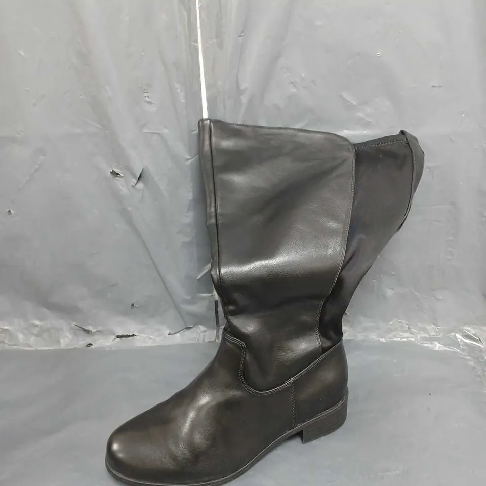 BOXED KNEE HIGHT BOOT SIZE 6