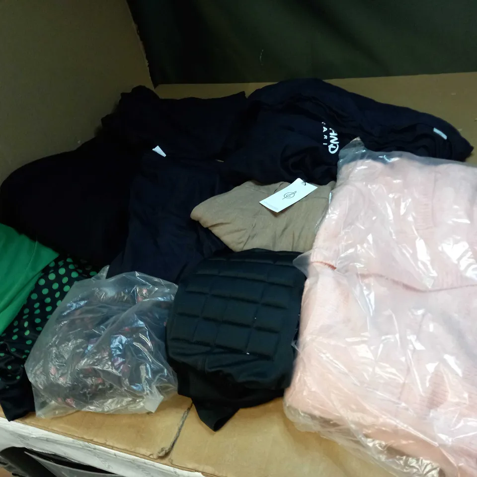 LOT OF APPROX 20 ASSORTED CLOTHING ITEMS TO INCLUDE JUMPERS, SOCKS AND T-SHIRTS