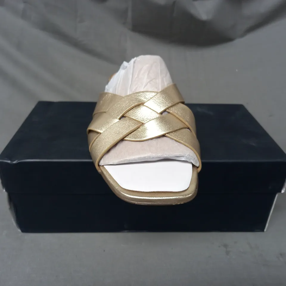 BOXED PAIR OF NATURALIZER SANDALS IN DARK GOLD SIZE 6
