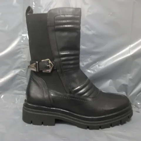 BOXED PAIR OF MODA IN PELLE CHUNKY BOOTS IN BLACK SIZE 6