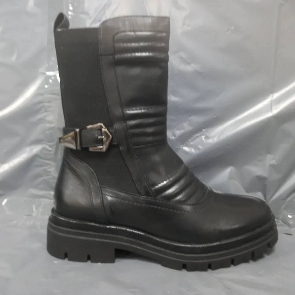 BOXED PAIR OF MODA IN PELLE CHUNKY BOOTS IN BLACK SIZE 6