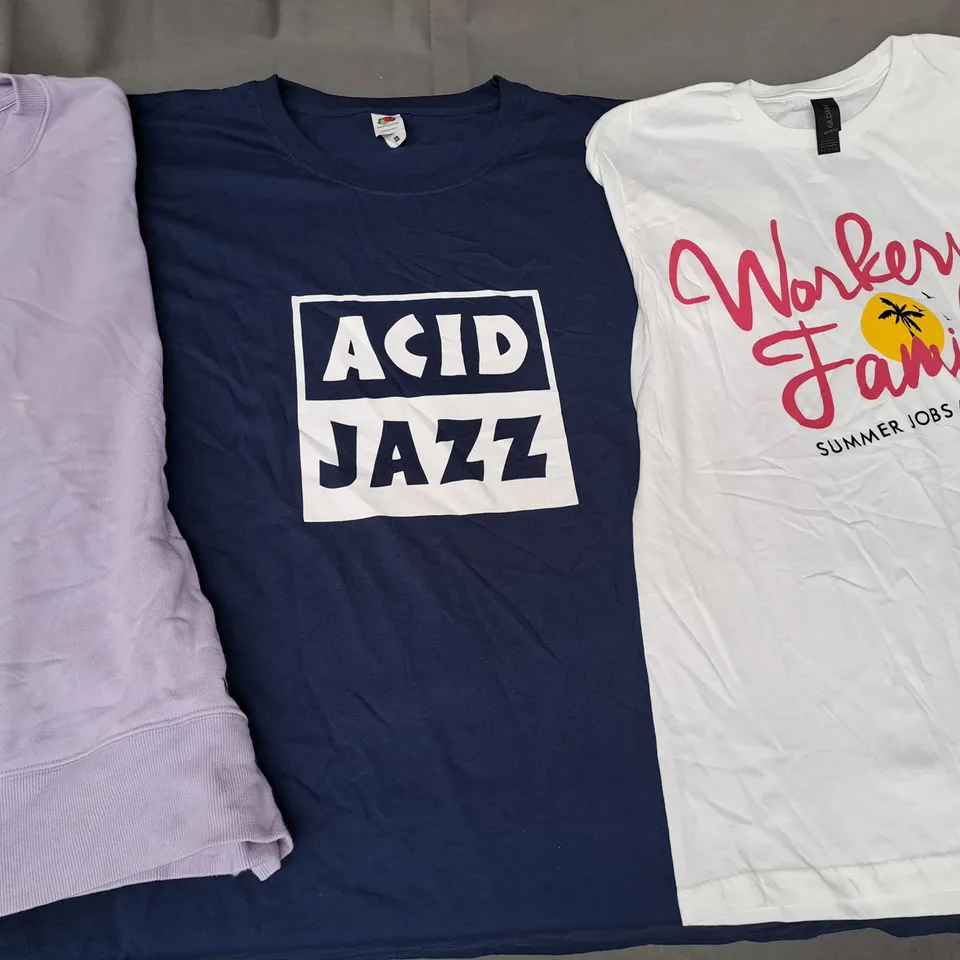 BOX OF APPROXIMATELY 25 ASSORTED CLOTHING ITEMS IN VARIOUS STYLES AND SIZES TO INCLUDE TNA SWEATFLEECE, FRUIT OF THE LOOM, GILDAN, ETC