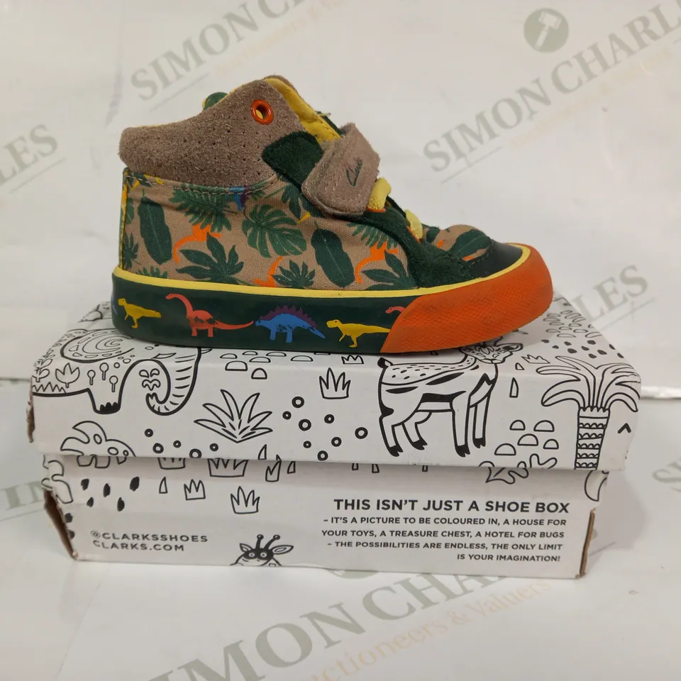 BOXED PAIR OF CLARKS FOXING POP T SHOES IN KHAKI W. DINOSAUR DESIGN UK SIZE 5