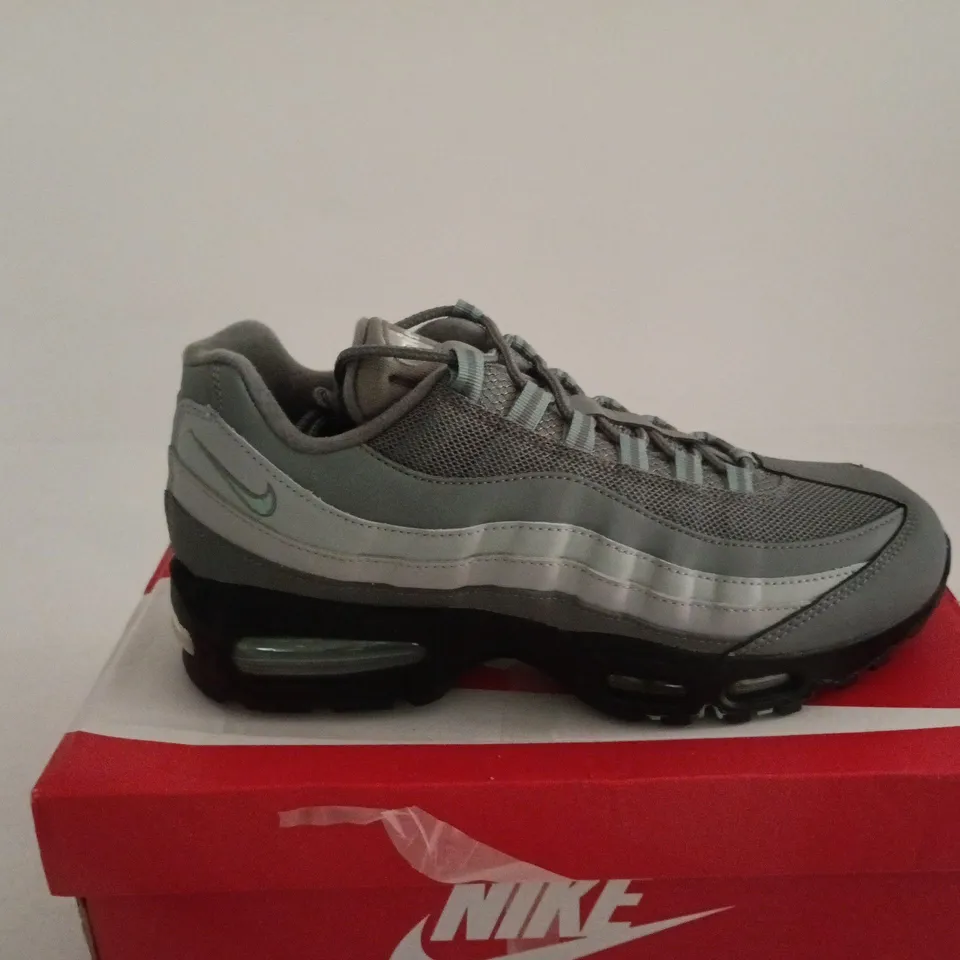 NIKE AIR MAX 95 OG UK 8.5 BOXED
