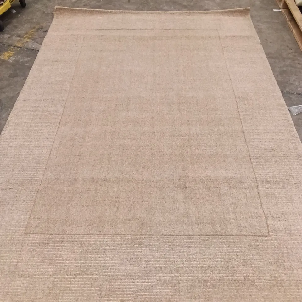 QUALITY DESIGNER AREA RUG - APPROXIMATELY 292CM X 200CM