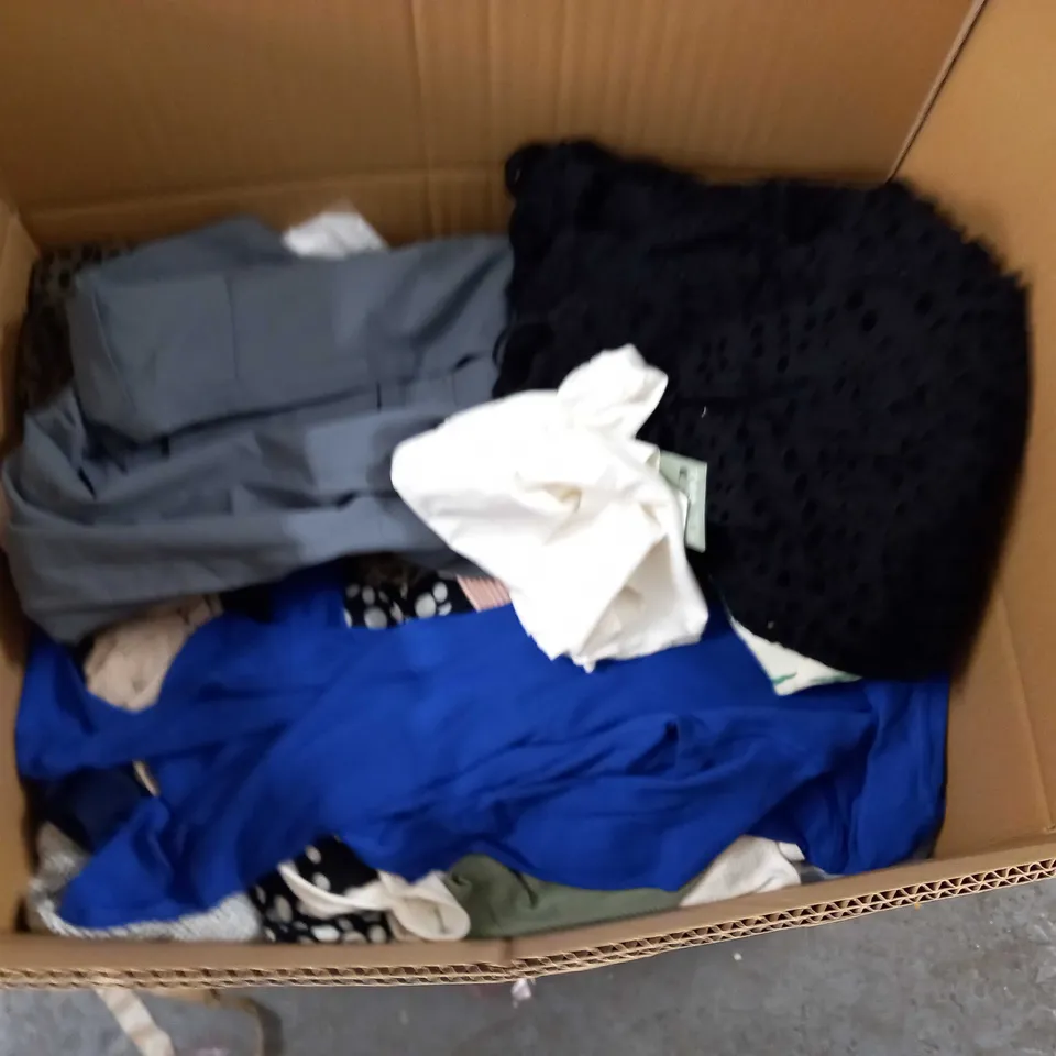 LARGE QUANTITY OF ASSORTED CLOTHING ITEMS TO INCLUDE CIDER, M&S AND H&M