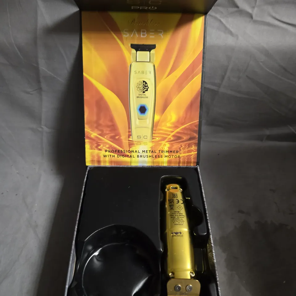 SABER PROFESSIONAL METAL TRIMMER WITH DIGITAL BRUSHLESS MOTOR – GOLD