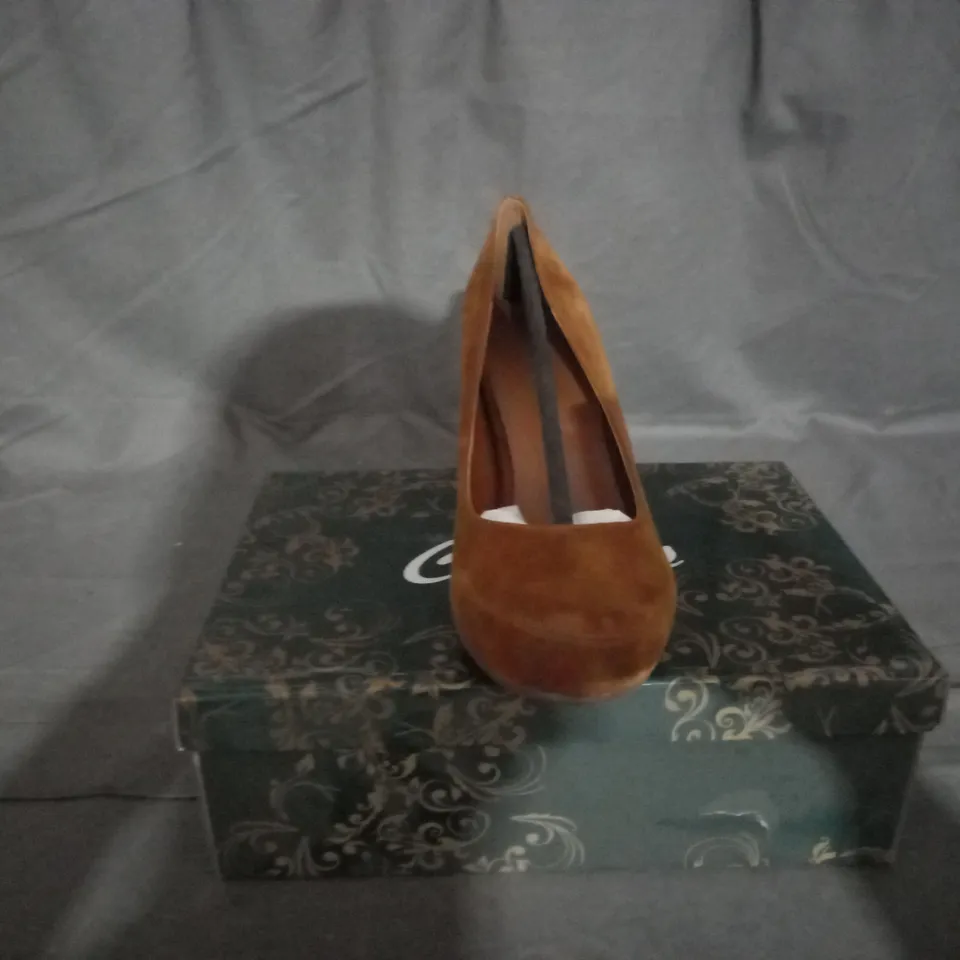 APPROXIMATELY 10 BOXED PAIRS OF CLARA'S BLOCK HEELED SHOES IN OCRE VARIOUS SIZES TO INCLUDE SIZE 36EU