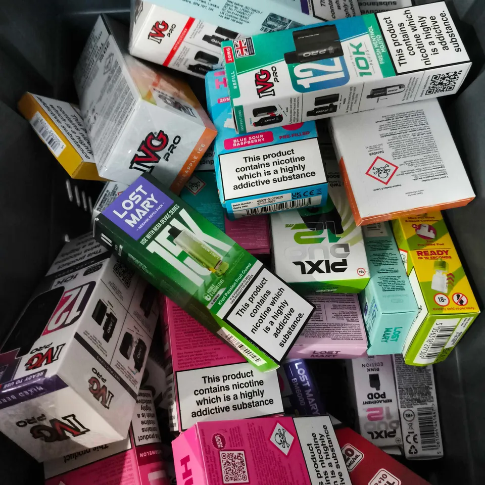 APPROXIMATELY 15 ASSORTED E-CIGARETTE AND VAPE PRODUCTS TO INCLUDE PIXL DUO, LOST MARY, HULA ETC 