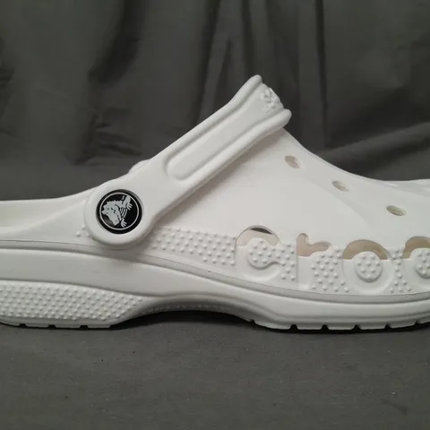 PAIR OF CROCS BAYA CLOGS IN WHITE UK SIZE M5/W6