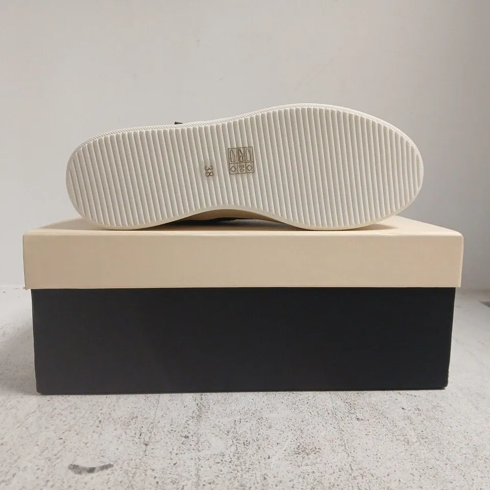 BOXED PAIR OF KURT GEIGER LOTTIE LACE UP SHOES IN BLACK/WHITE SIZE EU 38