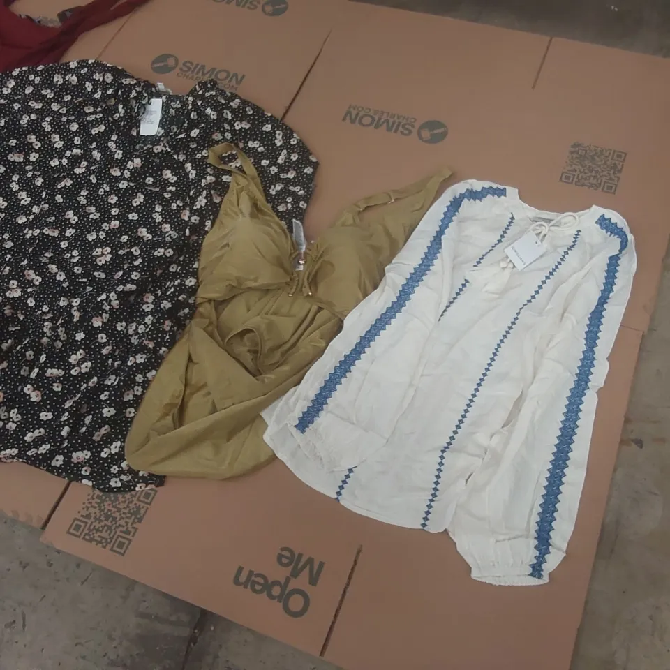 PALLET CONTAINING APPROXIMATELY 500x BRAND NEW ASSORTED DESIGNER CLOTHING ITEMS INCLUDING: JD WILLIAMS TOP, SIMPLY BE BATHING SUIT, DRESSES ECT
